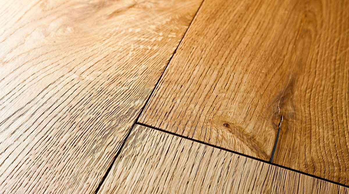 Detailaufnahme eines Holzbodens mit deutlich sichtbarer Struktur